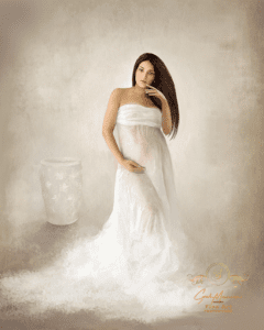 Yiliana-painting-maternity-by-Sarah-Musumeci-Fine-Art-Portraiture